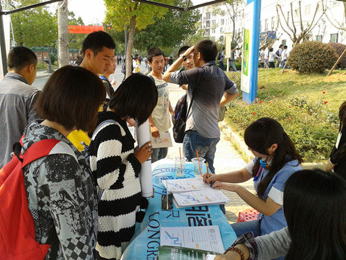 校區(qū)活動現(xiàn)場現(xiàn)場,學(xué)生咨詢報名熱情高