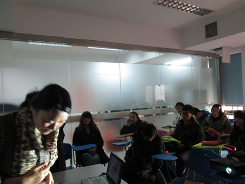 來訪咨詢者在免費參加試聽課程,歐風(fēng)老師在認真授課