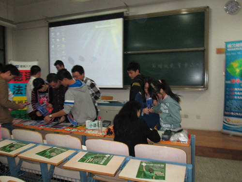 參加完試聽課的人,現(xiàn)場踴躍報名德國留學(xué)班